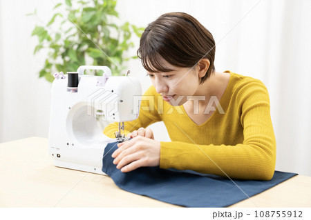 ミシンで裁縫作業する女性 108755912