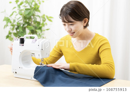 ミシンで裁縫作業する女性 108755913