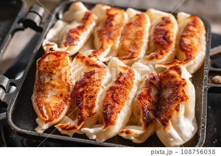 こんがり焼けた餃子 108756038