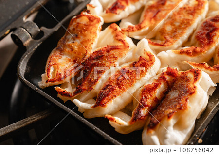 こんがり焼けた餃子 108756042