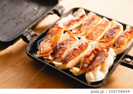 ホットサンドメーカーで焼いた餃子 108756044