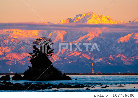 雨晴海岸から望む夕暮れの立山連峰（剱岳） 108756080