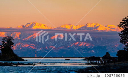 雨晴海岸から望む夕暮れの立山連峰 108756086