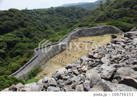 今帰仁城跡の志慶真門郭風景_沖縄 108756151