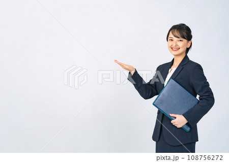 案内するスーツを着た女性 108756272