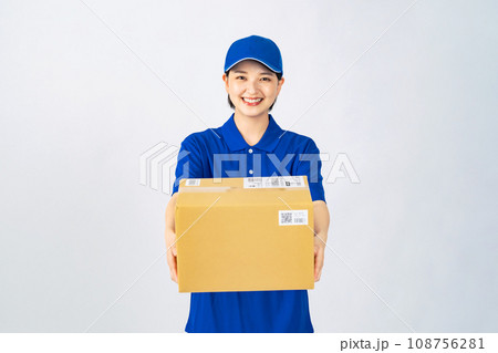 荷物を持つ作業服を着た女性 デリバリースタッフ 配達員 作業員 荷物を持つ作業服を着た女性 デリバリースタッフ 配達員 作業員 108756281