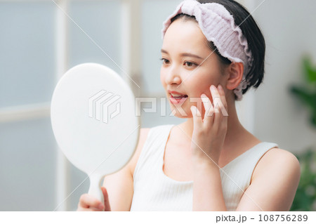 鏡でお肌をチェックする女性 鏡でお肌をチェックする女性 108756289