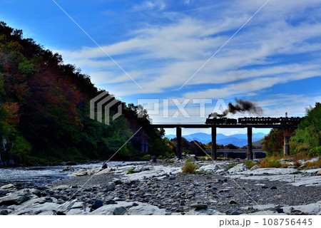 秩父鉄道　荒川橋梁とSLパレオエクスプレス号の風景 108756445