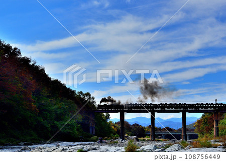 秩父鉄道　荒川橋梁とSLパレオエクスプレス号の風景 108756449