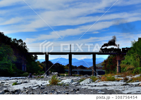 秩父鉄道　荒川橋梁とSLパレオエクスプレス号の風景 108756454