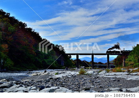 秩父鉄道　荒川橋梁とSLパレオエクスプレス号の風景 108756455