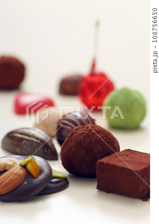 お洒落なチョコレート達・バレンタインチョコレート・大人のチョコレート 108756650