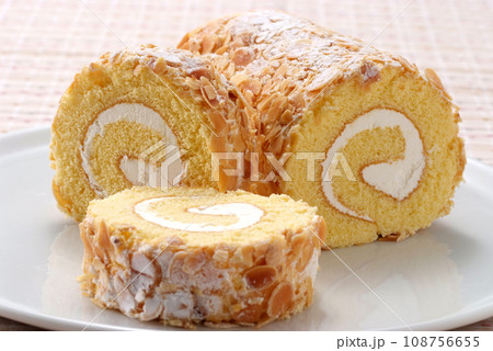 おいしそうなロールケーキ 108756655