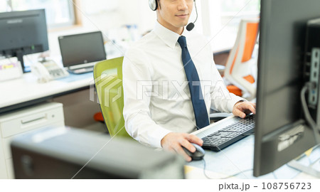 ヘッドセットをつけて働く男性オペレーター ヘッドセットをつけて働く男性オペレーター 108756723