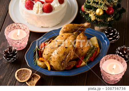 ローストチキンとクリスマスケーキ 108756736