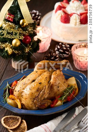 ローストチキンとクリスマスケーキ ローストチキンとクリスマスケーキ 108756739