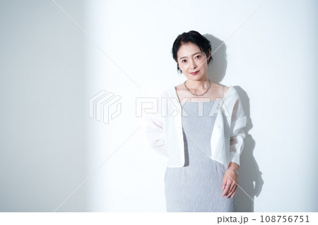 UVケア　ミセス女性 108756751