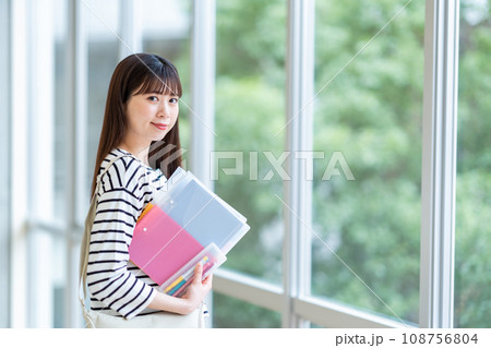 廊下に立つ女子大学生。撮影協力:有明教育芸術短期大学 廊下に立つ女子大学生。撮影協力:有明教育芸術短期大学 108756804