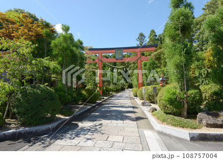 霊山寺　境内参道の鳥居　奈良県奈良市中町 108757004