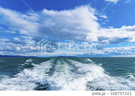 航跡・太陽・波・船旅 108757221