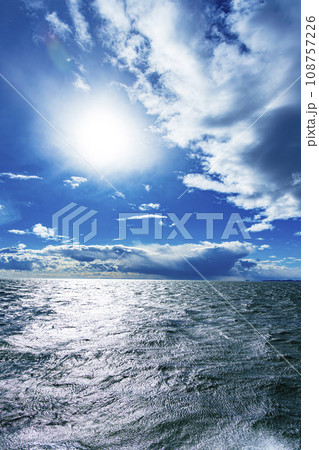 航跡・太陽・波・船旅 108757226