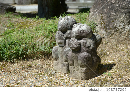 霊山寺　寺務所入口のリス像　奈良県奈良市中町 108757292