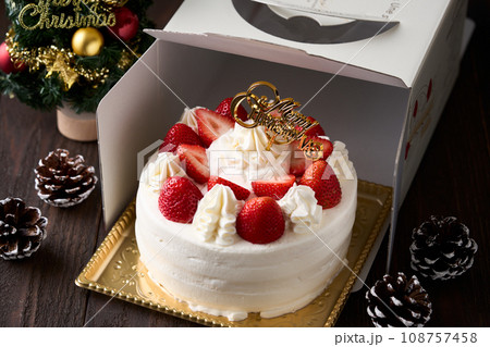クリスマスケーキを箱から開ける 108757458