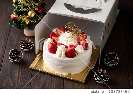 クリスマスケーキを箱から開ける 108757460