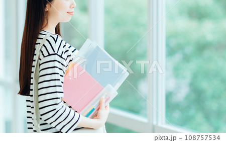 廊下に立つ女子大学生。（パーツモデル）撮影協力：有明教育芸術短期大学 108757534