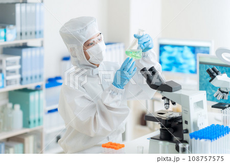 クリーンルームで研究開発をする若い女性の研究者 108757575