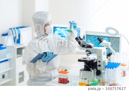 クリーンルームで研究開発をする若い女性の研究者 クリーンルームで研究開発をする若い女性の研究者 108757627