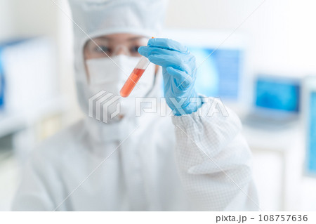 クリーンルームで研究開発をする若い女性の研究者 クリーンルームで研究開発をする若い女性の研究者 108757636