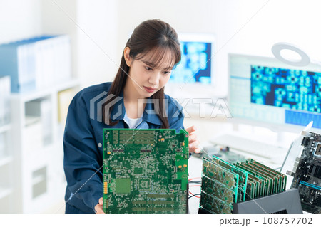 基板を検査する若い女性のエンジニア 108757702