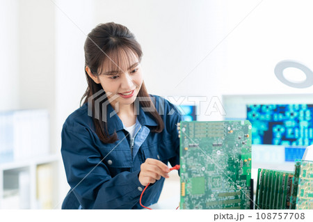 基板を検査する若い女性のエンジニア 基板を検査する若い女性のエンジニア 108757708