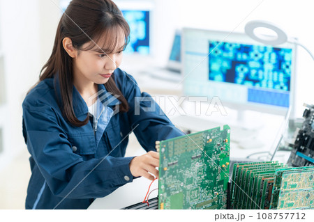 基板を検査する若い女性のエンジニア 108757712