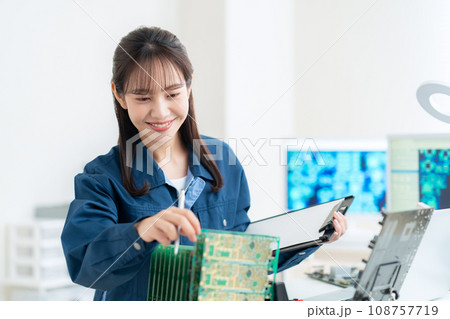 基板を検査する若い女性のエンジニア 108757719