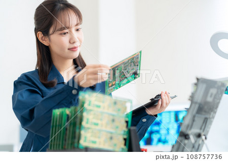 基板を検査する若い女性のエンジニア 108757736