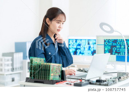 基板を検査する若い女性のエンジニア 基板を検査する若い女性のエンジニア 108757745