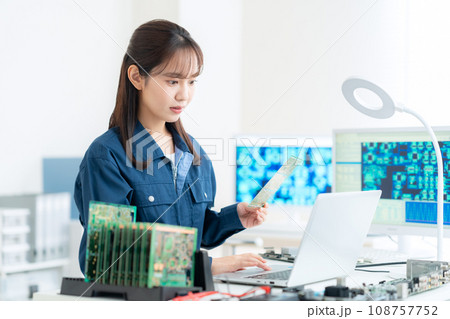 基板を検査する若い女性のエンジニア 108757752