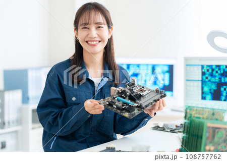 基板を検査する若い女性のエンジニア 108757762
