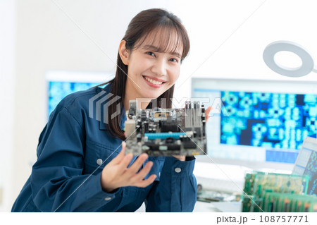 基板を検査する若い女性のエンジニア 108757771