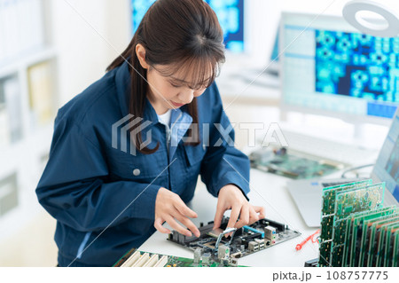 基板を検査する若い女性のエンジニア 108757775