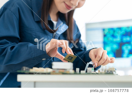 基板を検査する若い女性のエンジニア 基板を検査する若い女性のエンジニア 108757778