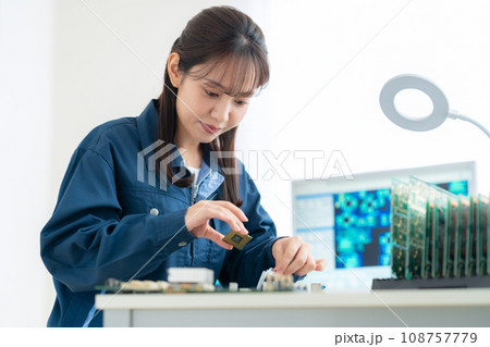 基板を検査する若い女性のエンジニア 108757779