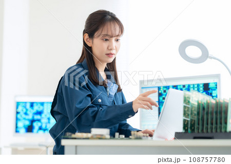 基板を検査する若い女性のエンジニア 108757780