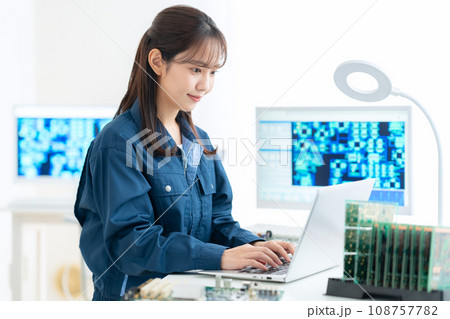 基板を検査する若い女性のエンジニア 基板を検査する若い女性のエンジニア 108757782