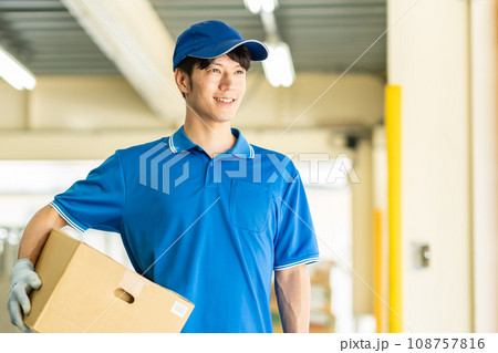 倉庫で働くドライバーの男性 108757816