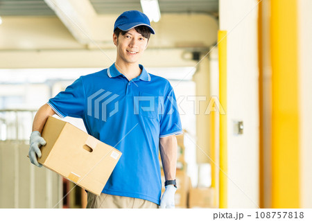 倉庫で働くドライバーの男性 108757818