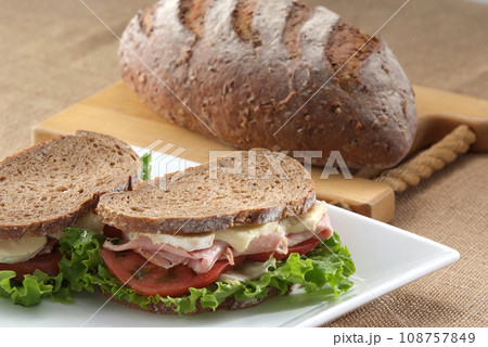 おいしい生ハムとベーコンのサンドイッチ・身体にいいライ麦パンのサンドイッチ 108757849