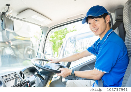 運転する配送スタッフの男性 108757941